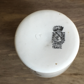 AW20110613 Antiek Frans mosterdpotje Grey Poupon met bijzonder...nog met deksel! Stempel - Digoin & Sarreguemines- periode: 1875-1900. Het dekseltje mist een chip (zie foto 6&7), maar verder in perfecte staat! Afmeting: 9,5 cm. hoog / 6 cm. doorsnede.