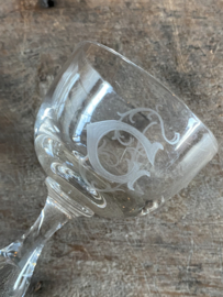 OV20110972 Set van 8 oude Franse port- of likeurglaasjes van mooi dik glas met prachtig monogram - C F - Allemaal in prachtige staat! Afmeting: 11,5 cm hoog / 6,5 cm doorsnede