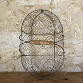 BU20110182 Oude Franse draadgaas oogstmand met houten handvat in mooi verweerde staat, zie foto's voor details. Afmeting: 52,5 cm lang /  15,5 cm hoog (tot hengsel) / 28,5 cm hoog (t/m hengsel) /  32,5 cm doorsnede