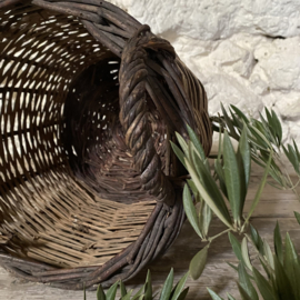 BU20110186 Old French traditional woven rustic basket in beautiful condition! Size: 27 cm high / 33 cm cross section