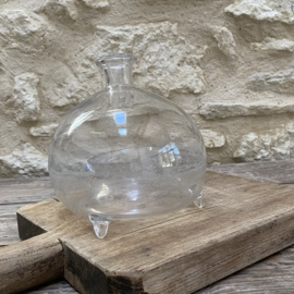 OV20111076 Antieke Franse vliegenvanger van mond geblazen glas. Het glas is wat verweerd door de tijd, maar  verder in perfecte staat! Periode: 19de eeuw. Afmeting:  17 cm hoog /  16 cm doorsnede (over de buik gemeten)