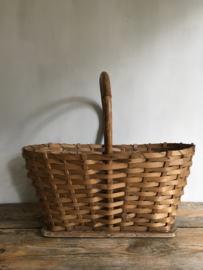 OV20110604 Old French chip picking basket in special model in beautiful condition! Size: 23 cm. high (up to handle) / 48 cm. long / 29 cm. cross section.