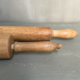 OV20110696 Set of 2 antique French wooden rolling pin in beautiful condition! Dimensions: 60 cm. long / 5 cm. cross section (rear) and 50 cm. long / 6 cm. cross section (front)
