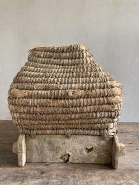 OV20110971 Antieke Franse bijenkorf van gevlochten riet en hout in mooi verweerde staat! Afmeting:  42 cm breed  / 42 cm hoog /  42 cm doorsnede