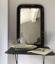 OV20110630 Antieke Franse Louis Philippe stijl spiegel met origineel prachtig verweerde spiegelglas. Profilering lijst van hout met pâtelaag in sleets zwart. Periode: 19de eeuw. Afmeting: 74,5 cm. hoog / 47,5 cm. breed. Alleen ophalen.
