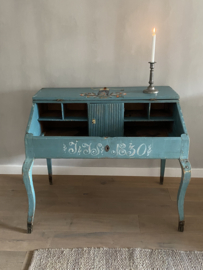 OV20110897 Antique Swedish secretaire in original colour and beautiful condition. From the Swedish province of Hälsingland / dated 1830. Size: 1.06 m long / +/- 60 cm deep / 86 cm high. Pick up only!
