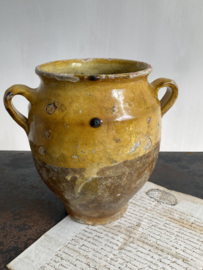 AW20110876 Small antique southern French confit pot period: 19th century. Has a crack (see photo 4), but otherwise in beautifully weathered condition! Size : 20.5 cm. high / 14.5 cm. cross section