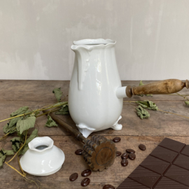 AW20111043 Sierlijke antieke porceleinen Franse chocolatière stempel - Limoge France -  compleet met houten schuimklopper. Prachtige gedetailleerd en staat! Afmeting: 22,5 cm. hoog (t/m deksel) / 8 cm. doorsnede