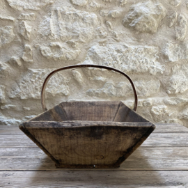 BU20110201 Old French wooden grape harvest basket in beautiful condition! Size: 48.5 cm long / 14 cm high (to handle) / 29 cm high (including handle) / 29.5 cm cross section