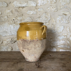 AW20111240 Grote antieke Franse confit pot periode: 19de eeuw. Heeft 3 kleine gaatjes op de onderste rand (zie voor details foto's) verder in prachtige verweerde staat! Afmeting: 33 cm hoog /  22 cm doorsnede