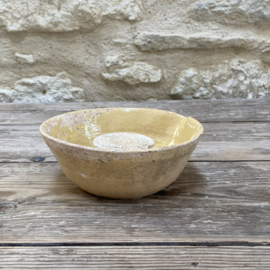 AW20111300 Oud Frans schenkkommetje  gebruikt voor het maken van kaas....mooi zachtgeel geglazuurd  en prachtig verweerde staat! Afmeting:  16 cm doorsnede /  +/- 6,5 cm hoog