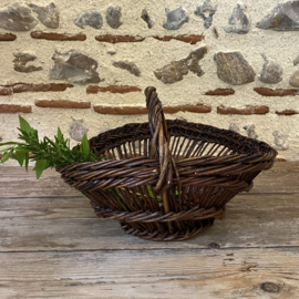 BU20110174 Oud Frans oogstmandje op traditionele wijze gevlochten van wilgenteen in prachtige staat! Afmeting: 32 cm lang /  24,5 cm breed / 13,5 cm hoog (tot het hengsel)