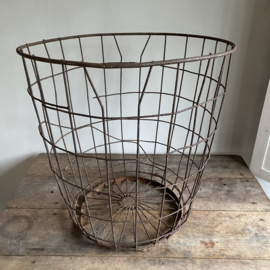 OV20111036 Grote oude Franse ijzeren mand in prachtige verweerde staat! Perfect voor opslag van je houtblokken bij de haard...Afmeting: 56 cm hoog / 53,5 cm doorsnede Alleen ophalen winkel!