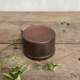 AW20110948  Oude Franse pot van grès aardewerk in donkerbruin, leuk om te gebruiken als zoutpot in de keuken. Mist aan de onderzijde een minimale chip, verder in prachtige staat! Afmeting:  +/- 7 cm. hoog / 11,5 cm. doorsnede.