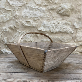 BU20110202 Old French wooden grape harvest basket in beautiful weathered -grey condition with nice iron corner details! Size: 48 cm long / 18 cm high (to handle) / 25.5 cm high (including handle) / 35.5 cross section.