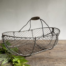 BU20110135 Old French iron wire harvest basket, beautifully weathered by the influence of the sea and southern French sun...In beautiful condition! Size: 51 cm long / 36.5 cm cross section / 17.5 cm high (to handle)