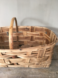 OV20110348 Old French chip picker basket in beautiful condition! / Size: 23 cm. high (up to handle) / 54.5 cm. long / 30 cm. wide.