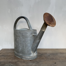 BU20110094 Large old French zinc watering can. Beautifully weathered and still in usable (waterproof) condition! Size: 44 cm. high / 65 cm. wide / 22 cm. deep. Pickup only.