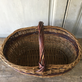 OV20110595 Hand-woven Danish willow basket in beautiful condition! Size: 42 cm. long / 20 cm. high / 27.5 cm. cross section