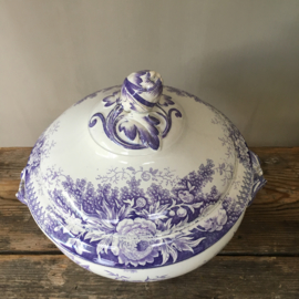 AW20110512 Prachtig gedecoreerde antieke Franse terrine stempel - Sarreguemines Jardiniere U&C periode tot 1895. In bijzonder lavendel blauw en in perfecte staat! Afmeting: +/- 28 cm. hoog (t/m knop deksel) / 22 cm. doorsnede.