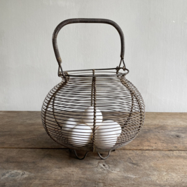 OV20111002 Old French egg basket...of course also perfect for your shallots and garlic in beautiful condition! Size: 18 cm high (to handle) / 15 cm cross section (opening)