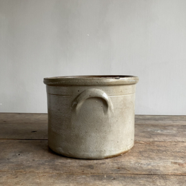 AW20111157 Stoere oude Franse pot van grès aardewerk in mooi laag model in prachtige staat! Afmeting: 17 cm. hoog / 21,5 cm. doorsnede