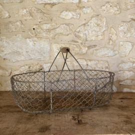 BU20110182 Oude Franse draadgaas oogstmand met houten handvat in mooi verweerde staat, zie foto's voor details. Afmeting: 52,5 cm lang /  15,5 cm hoog (tot hengsel) / 28,5 cm hoog (t/m hengsel) /  32,5 cm doorsnede