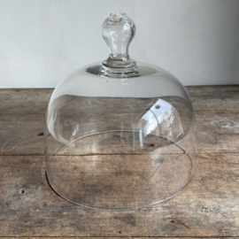 OV20110989 Antique French bell jar made of mouth blown glass with sober handle. Minimal irregularity in the glass on the handle, otherwise in perfect condition! Size: +/- 24 cm high (up to the handle) / 24 cm. cross section
