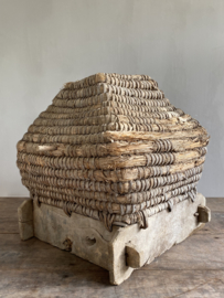 OV20110971 Antique French beehive made of woven reed and wood in beautifully weathered condition! Size: 42 cm wide / 42 cm high / 42 cm cross section
