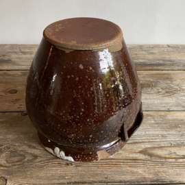 AW20111122 Old French rustic confit pot with white crackled inside from the Dordogne region in beautiful weathered condition! Size: 21.5 cm high / 19.5 cm cross section