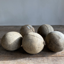 OV20110968 Set of 5 antique wooden jeu de boules balls period: 18th century. Beautiful gray patina weathered and in good condition! Size: +/- 11 cm cross section.