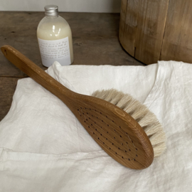 IH001 Bath brush with handle with oil treated oak and horsehair.