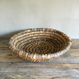 OV20110667 Old French olive harvest basket of woven straw in weathered, but beautiful condition! Size: 12 cm. high / 44.5 cm. cross section.