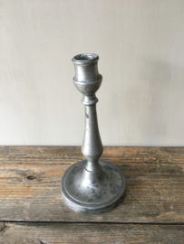 OV20110443 Oude Franse sobere kandelaar van verweerd tin. Hij wijkt iets af, daardoor weer uniek, verder in perfecte staat! / Afmeting: 22,5 cm. hoog. / doorsnede voet 11 cm.