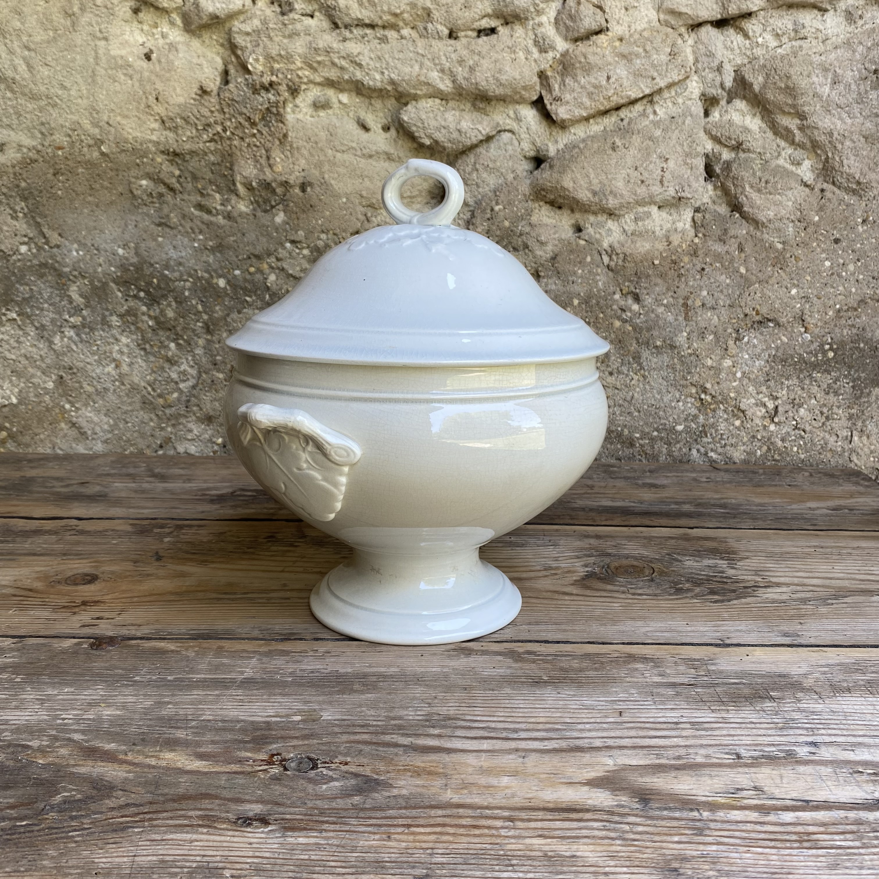 AW20111227 Antique French terrine, slightly stained with matching lid stamp - Choisy le Roy Hte Boulenger & Cie from 1878 in beautiful condition! Size: 16 cm high (to the lid) / 25 cm including the lid / 20 cm cross section