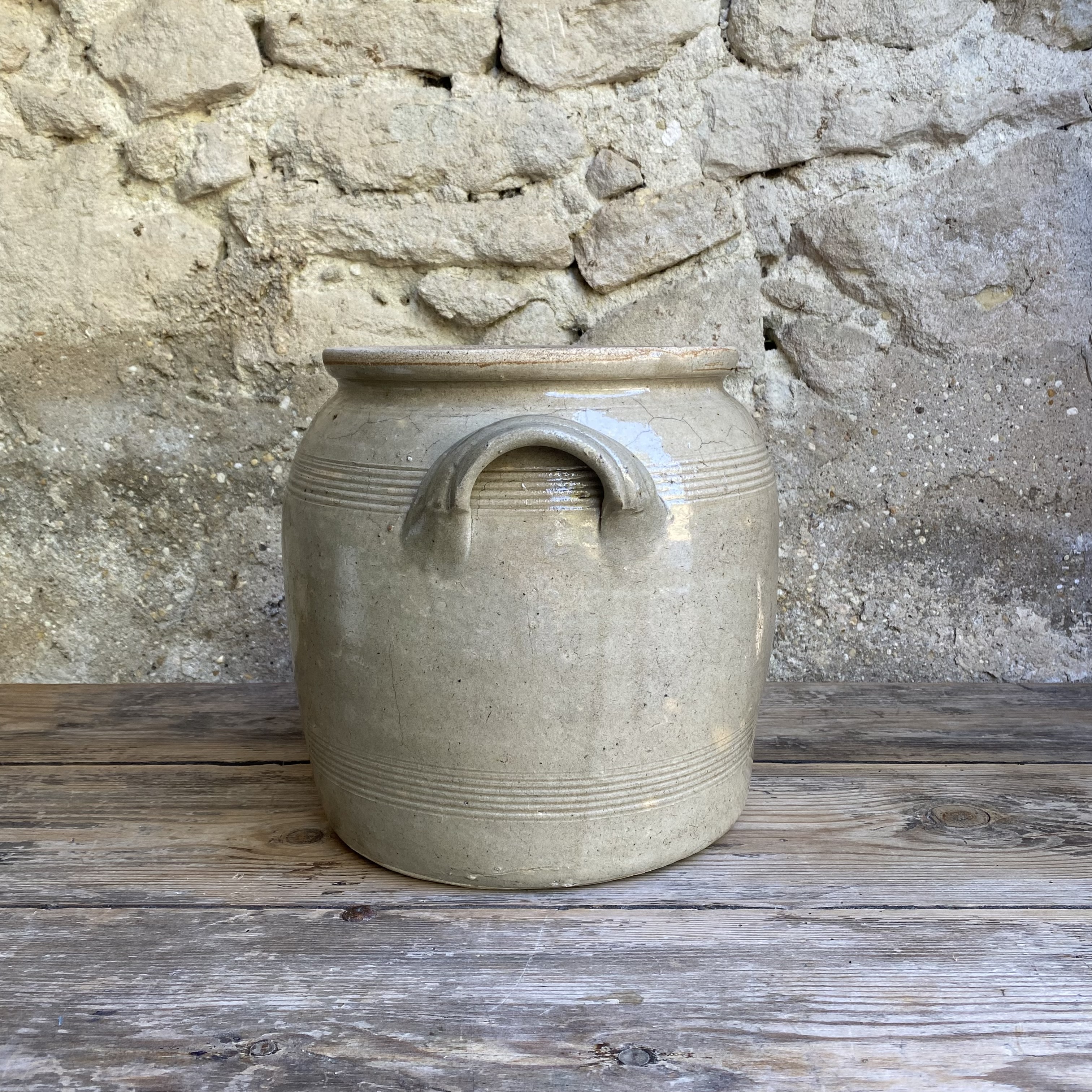 AW20111237 Grote oude Franse pot van grès aardewerk in mooie staat en prachtig gecraqueleerd zie voor details foto's. Afmeting: 25,5 cm hoog / 21,5 cm doorsnede.