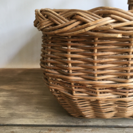 OV20110607 Old French wicker basket, hand woven and in beautiful condition! Size: 39 cm. long / 19.5 cm. high / 30 cm. wide.