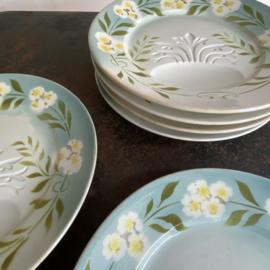 AW 20110531 Set of 6 old French artichoke plates with spring-feeling floral pattern and blue / green edge in beautiful condition! Size: 23 cm. cross section