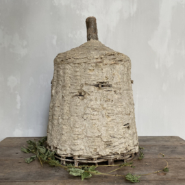 BU20110115 Antieke Franse bijenkorf van wilgenteen en leem in prachtig verweerde staat! Afmeting: 60 cm. hoog (t/m de houten greep / 40 cm. doorsnede. Alleen ophalen in winkel!