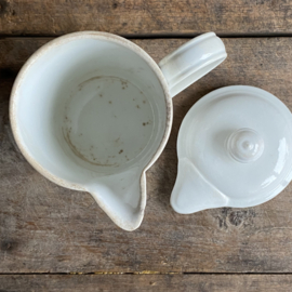 AW20111144 Old Dutch syrup jug stamp - Société Céramique Maestricht - period: 1900-1957. Minimal chip on the side of the spout (see photo), otherwise in beautiful condition! Size: 16 cm high up to handle / 9 cm cross section.
