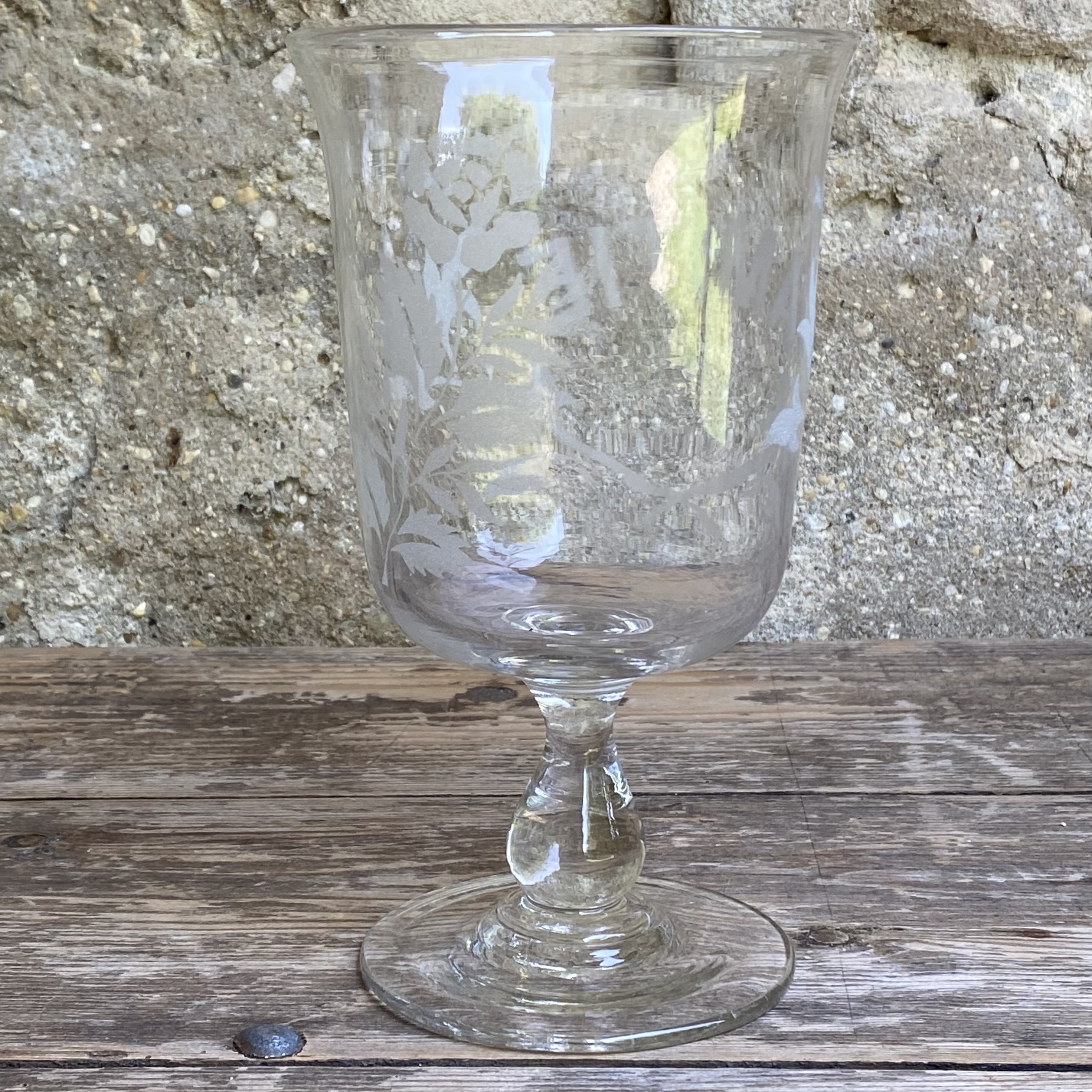 OV20111063 Groot antiek Frans Amité gelegenheidsglas van mond geblazen glas periode: 19de eeuw. In perfecte staat! Afmeting: 22,5 cm hoog / 13 cm doorsnede