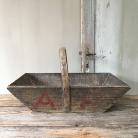 OV20110523 Old French wooden grape picking basket in beautiful condition! Dimensions: 14 cm. high / 48 cm. long / 30.5 wide.