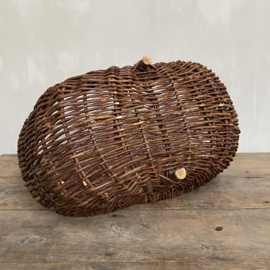 BU20110110 Old French willow wicker harvest basket in beautiful condition! Size: 55 cm. long / 17 cm. high (up to handle, runs up both sides) / 32 cm. wide