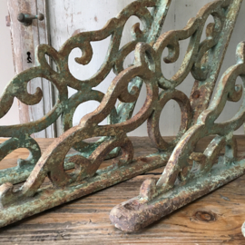 OV20110365 Set of 5 old French cast iron roof support ornaments from a conservatory from the Victorian era, beautiful weathered green patina. Size: 60 cm. long / 4 cm. thick / inclined sides: 35 cm. Pickup only.