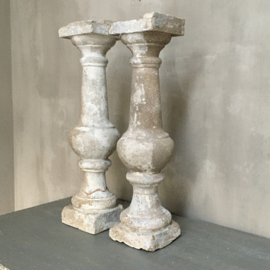 BU20110091 Set van 2 oude Franse betonnen balusters. Prachtig verweerde leemkleur. De linker baluster heeft een oude scheur op de voet (zie foto 7), maar deze kan geen kwaad. Afmeting: +/- 61 cm. hoog / 15 breed. Alleen ophalen!