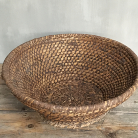 OV20110689 Large old French olive harvest basket made of woven reed in good condition! Size: 56 cm. cross section / 21 cm. high.
