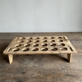 OV20111047 Old Swedish wooden egg rack for 24 eggs in beautiful, used condition. Size: 34.5 cm long / 7 cm high / 20.5 cm wide