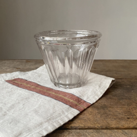 OV20111054 Large antique French confiture jar made of mouth-blown glass, a minimal chip on the edge (see photo), otherwise in beautiful condition! Size: 11 cm high / 13 cm cross section
