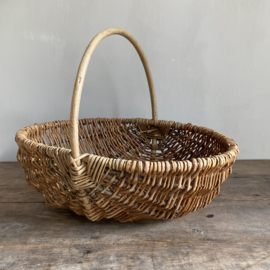 BU20110165 Old French harvest basket made of woven willow in beautiful condition! Size: 46 cm long / 36 cm wide / 16 cm high (to handle) 33 cm high (including handle)