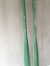 OV20110220 Set stoere en vooral bijzonder grote..... oude houten Franse roeispanen in mooi groen patine. Afmeting: maar liefst 2 mtr. 90 lang. Alleen ophalen.